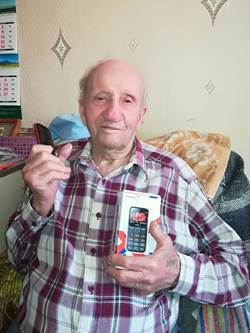 Дмитрий Кудинов вручил ветерану мобильный телефон